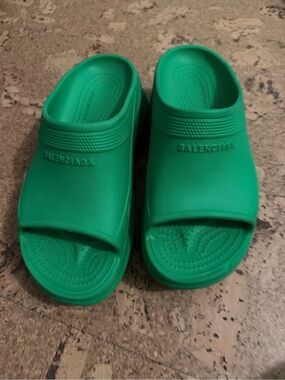 Balenciaga x Crocs
Rubber Slides
